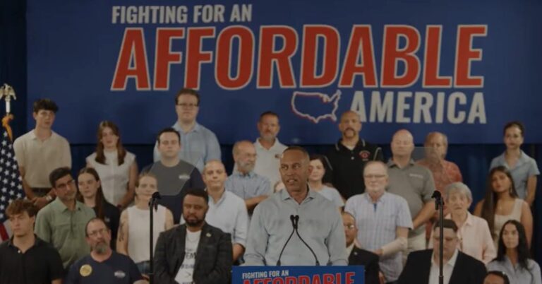 Hakeem Jeffries viaja a Pensilvania y destroza a Trump y los republicanos a 100 días de las elecciones intermedias