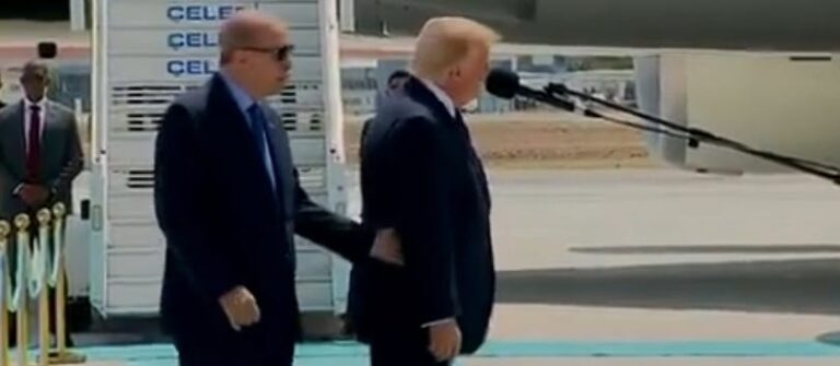 Trump está tan fuera de control en la cumbre de la OTAN que lo llevan de la mano